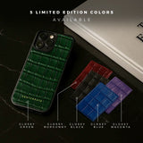 어두운 표면에 색상 옵션이 표시된 녹색 GENTCREATE 악어 패턴 가죽 아이폰 케이스.