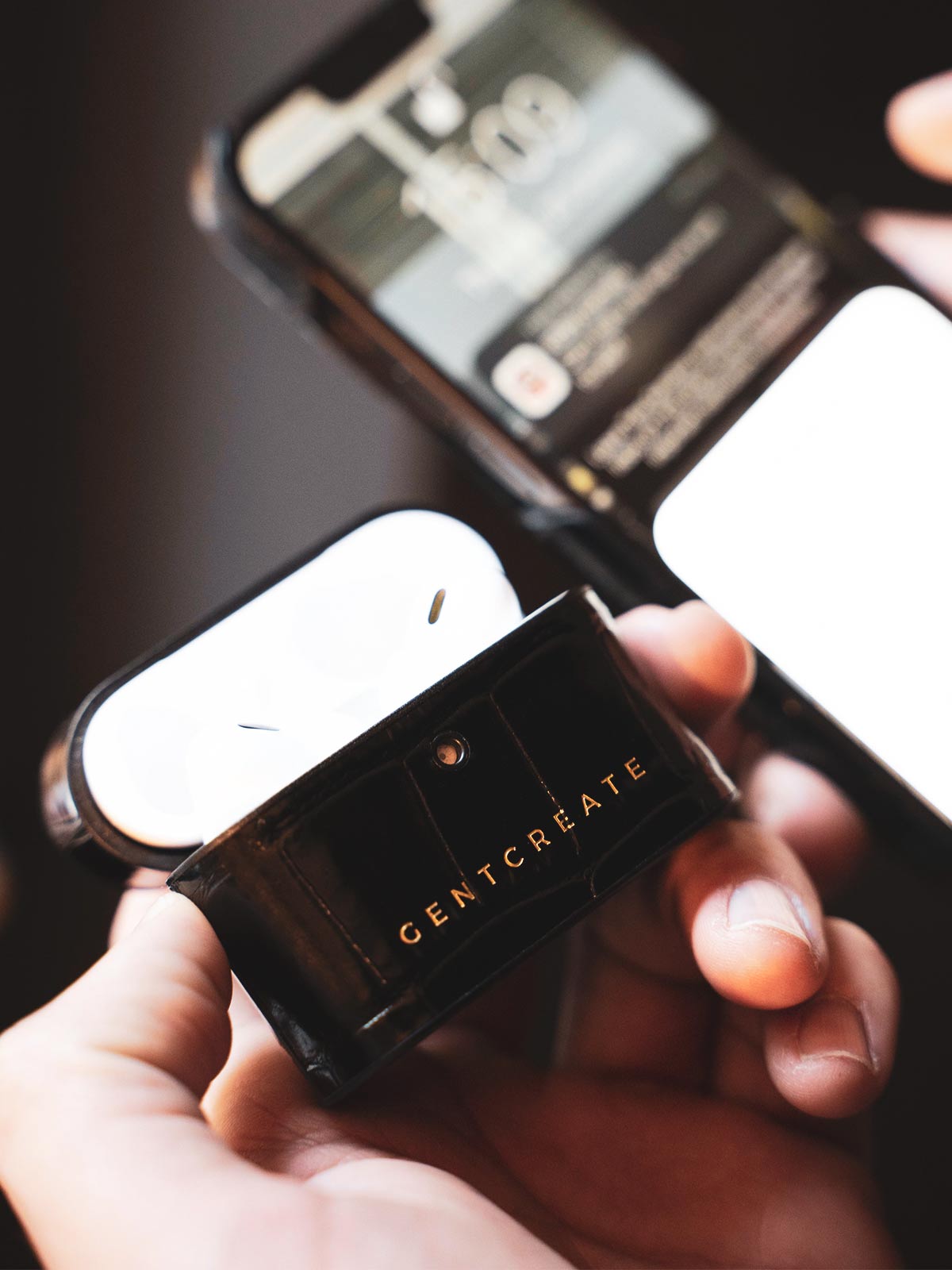 Svart AirPods läderfodral av GENTCREATE Svart AirPods läderfodral av GENTCREATE