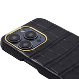 Κοντινή εικόνα της θήκης Crocodile Leather iPhone 16 μαύρης