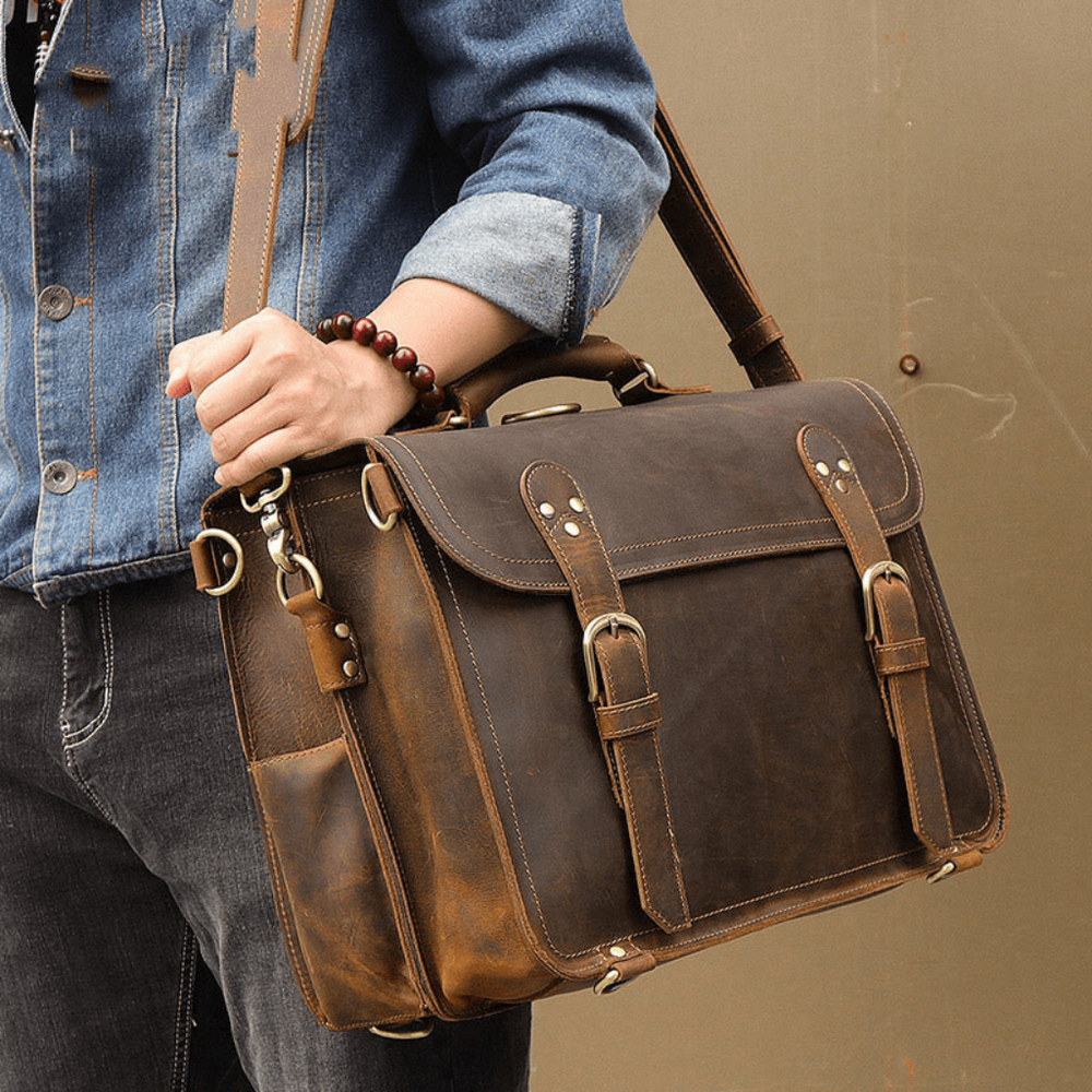 Messenger Bag Viri i skinn Mann som holder en premium lær messenger-veske over skulderen fra luksus motemerke Gentcreate.
