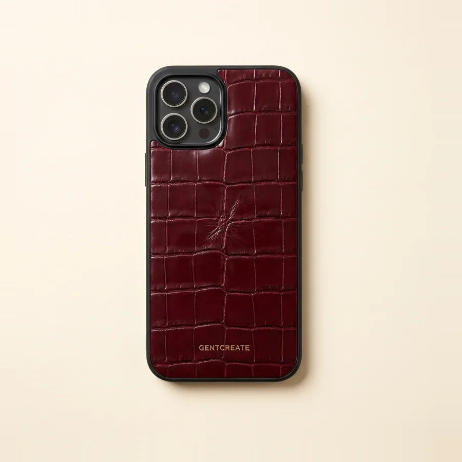 Capa para iPhone em aligátor bordeaux, de cobertura integral revestida à mão, com o logótipo GENTCREATE em metal