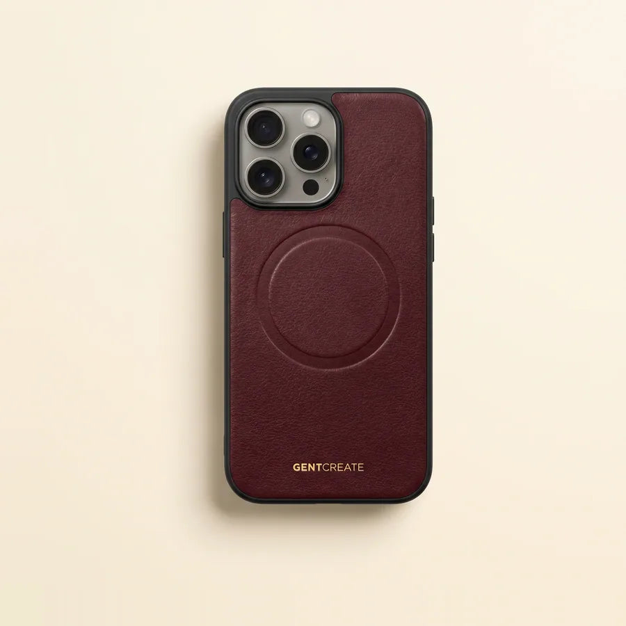 Capa para iPhone MagSafe em pele bordeaux com bordo em borracha e o anel magnético visível nas costas