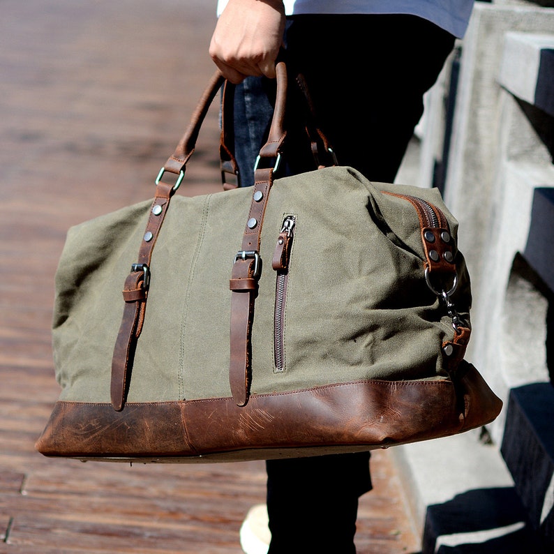 Man holding VINTAGE WEEKENDER BAG "ANTIQUUS" in his hand - Gentcreate