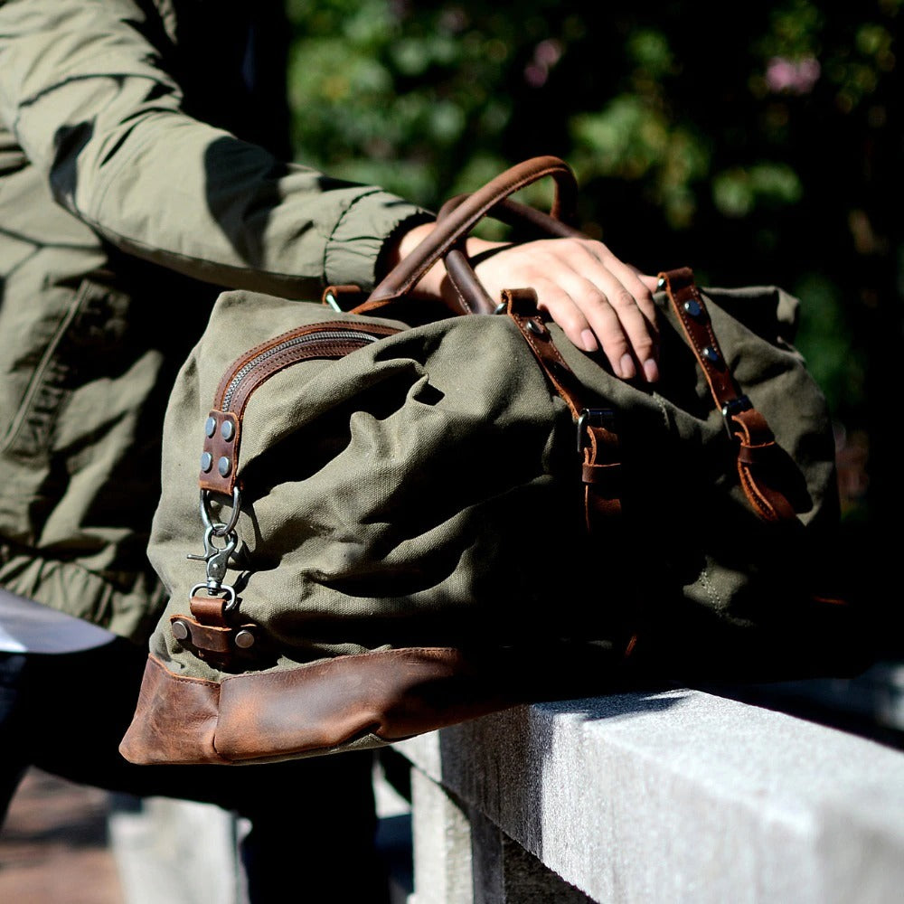 The man leaned his hand on the VINTAGE WEEKENDER BAG "ANTIQUUS" - Gentcreate