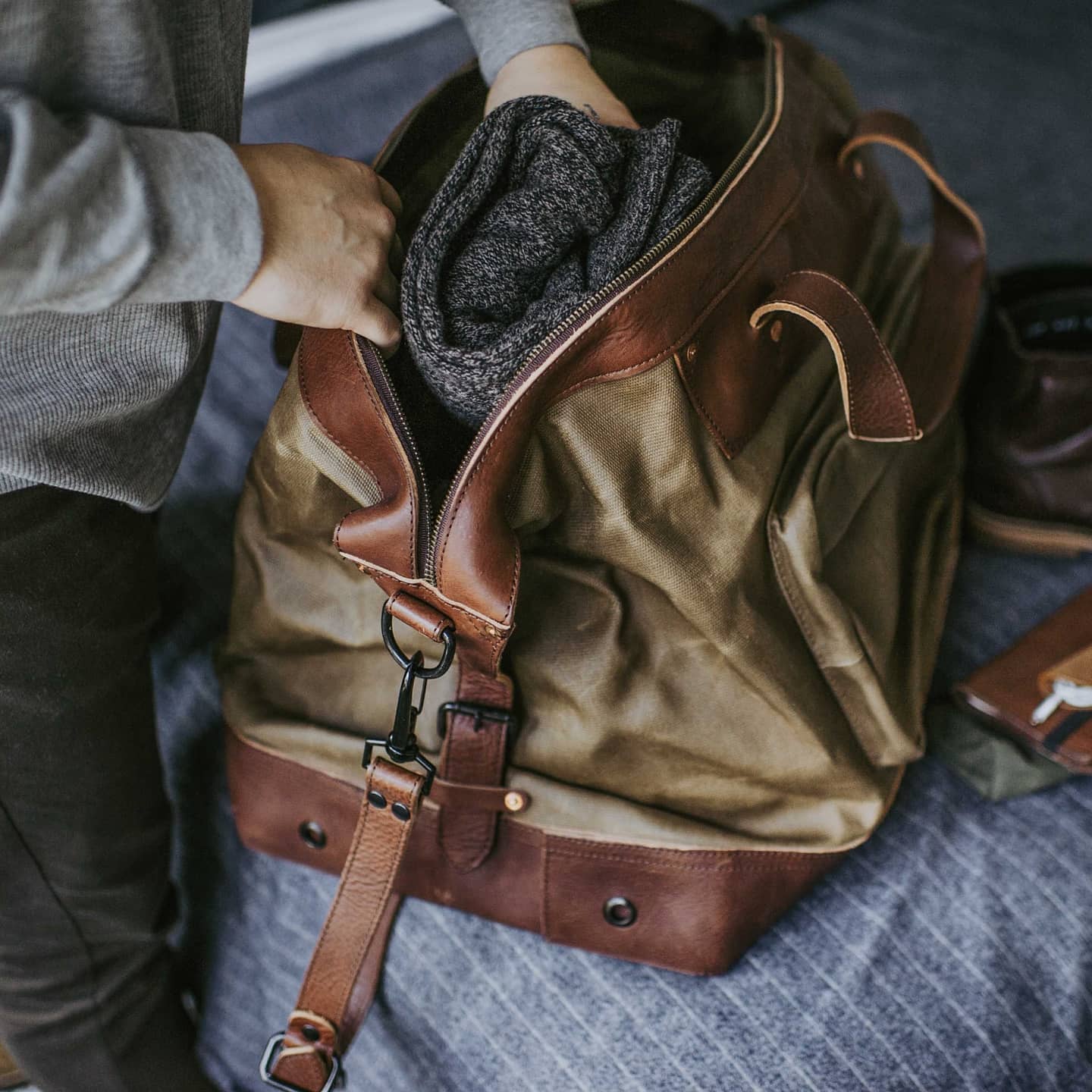 Man opens VINTAGE WEEKENDER BAG "ANTIQUUS - Gentcreate