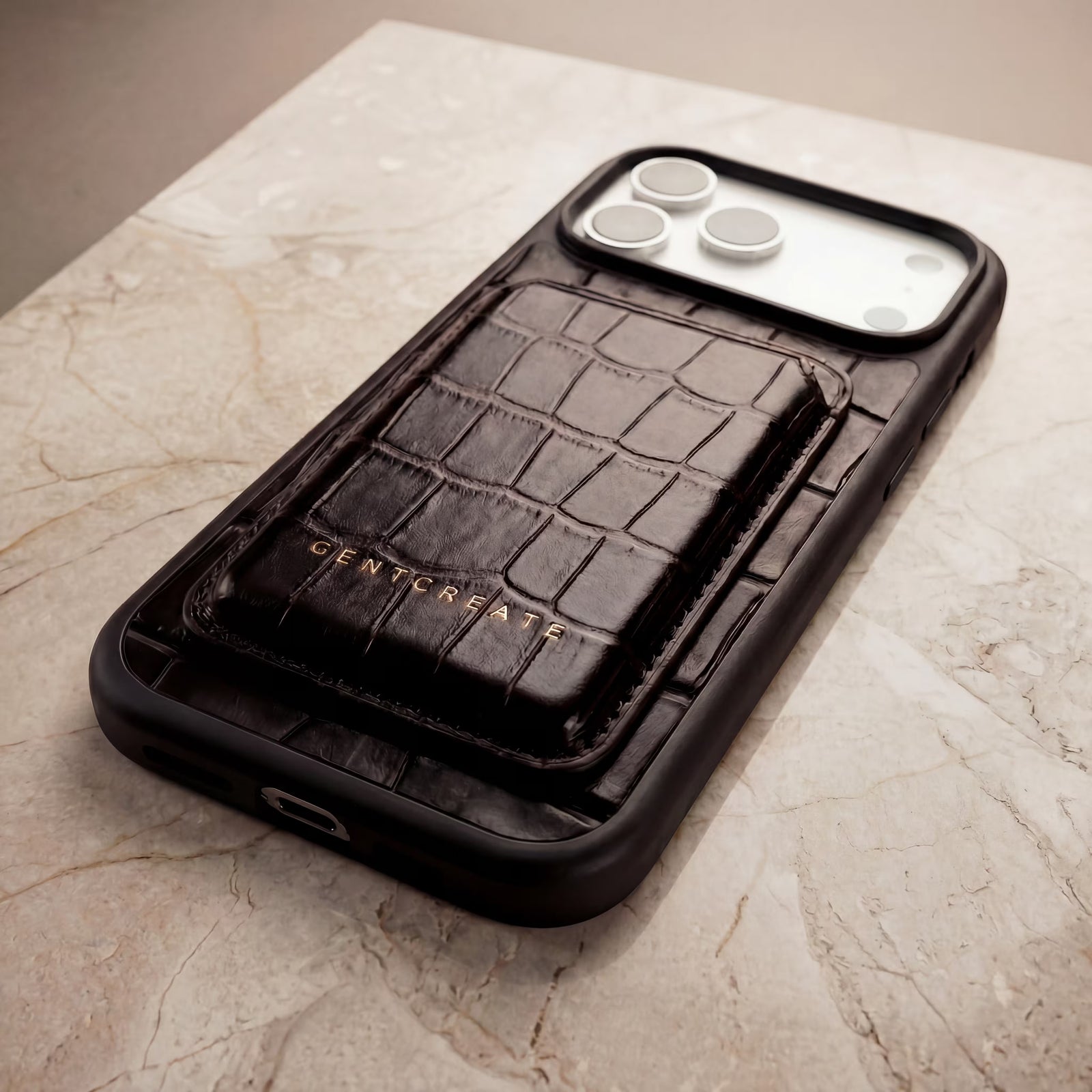 Sort krokodillelæder MagSafe kortholder monteret på en iPhone 17 Pro Max af GENTCREATE