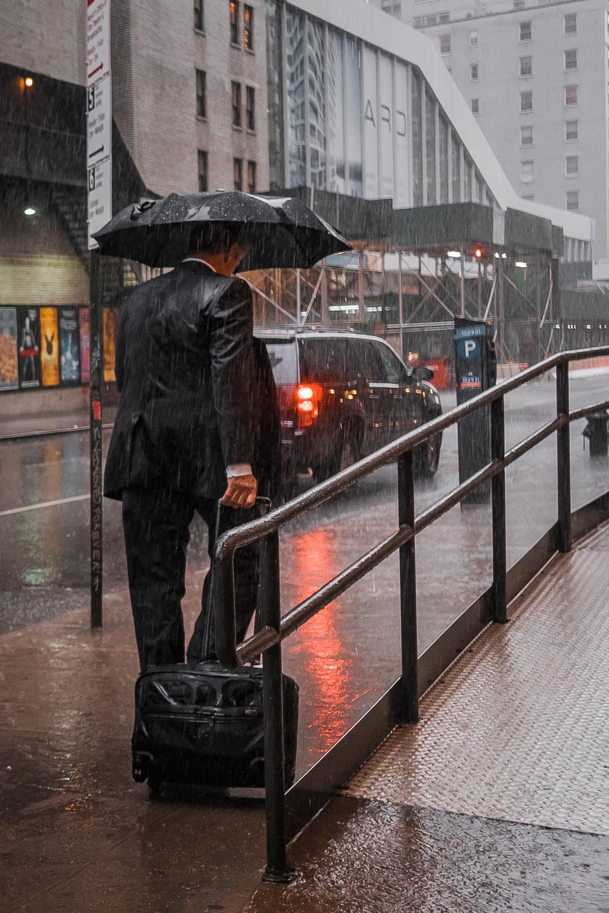 A gentleman walks in the rain and holds CHESSBOARD UMBRELLA "EXIMIUS" - Gentcreate