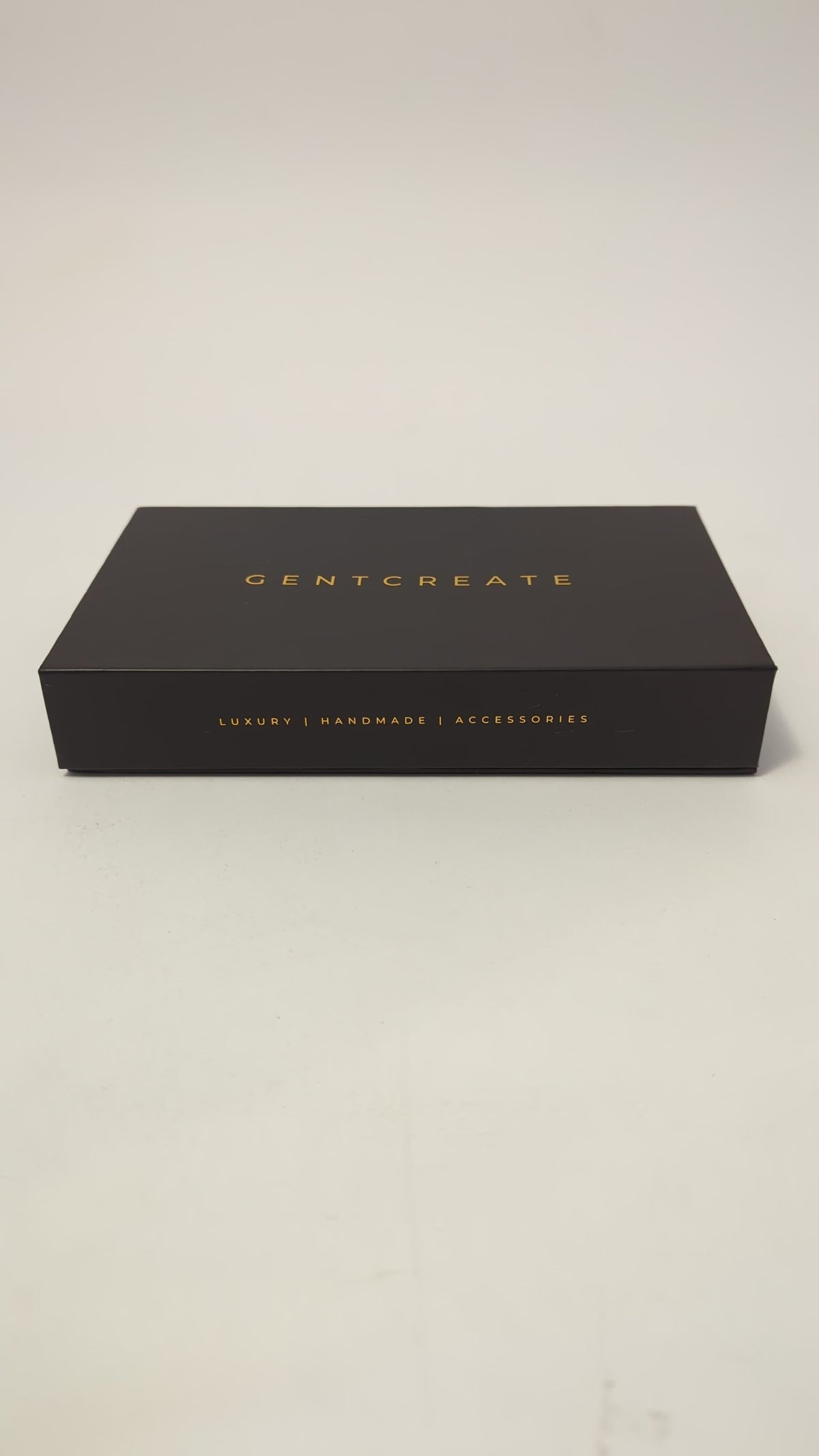 La caja de regalo GENTCREATE cerrada, con LUXURY | HANDMADE | ACCESSORIES en la solapa delantera