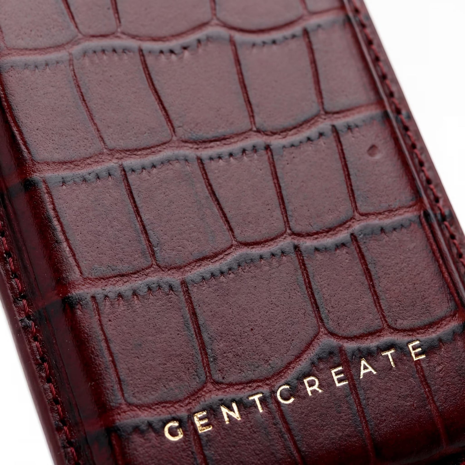 Nærbillede af MagSafe kortholder i bordeaux krokodilleder af GENTCREATE