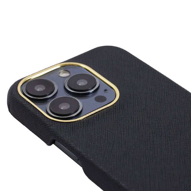 젠트크리에이트의 블랙 사피아노 가죽 아이폰 케이스의 클로즈업 사진.