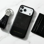 Ensemble coque iPhone 17 Pro Max en cuir lézard noir avec porte-clés et portefeuille sur surface en marbre, de la marque GENTCREATE