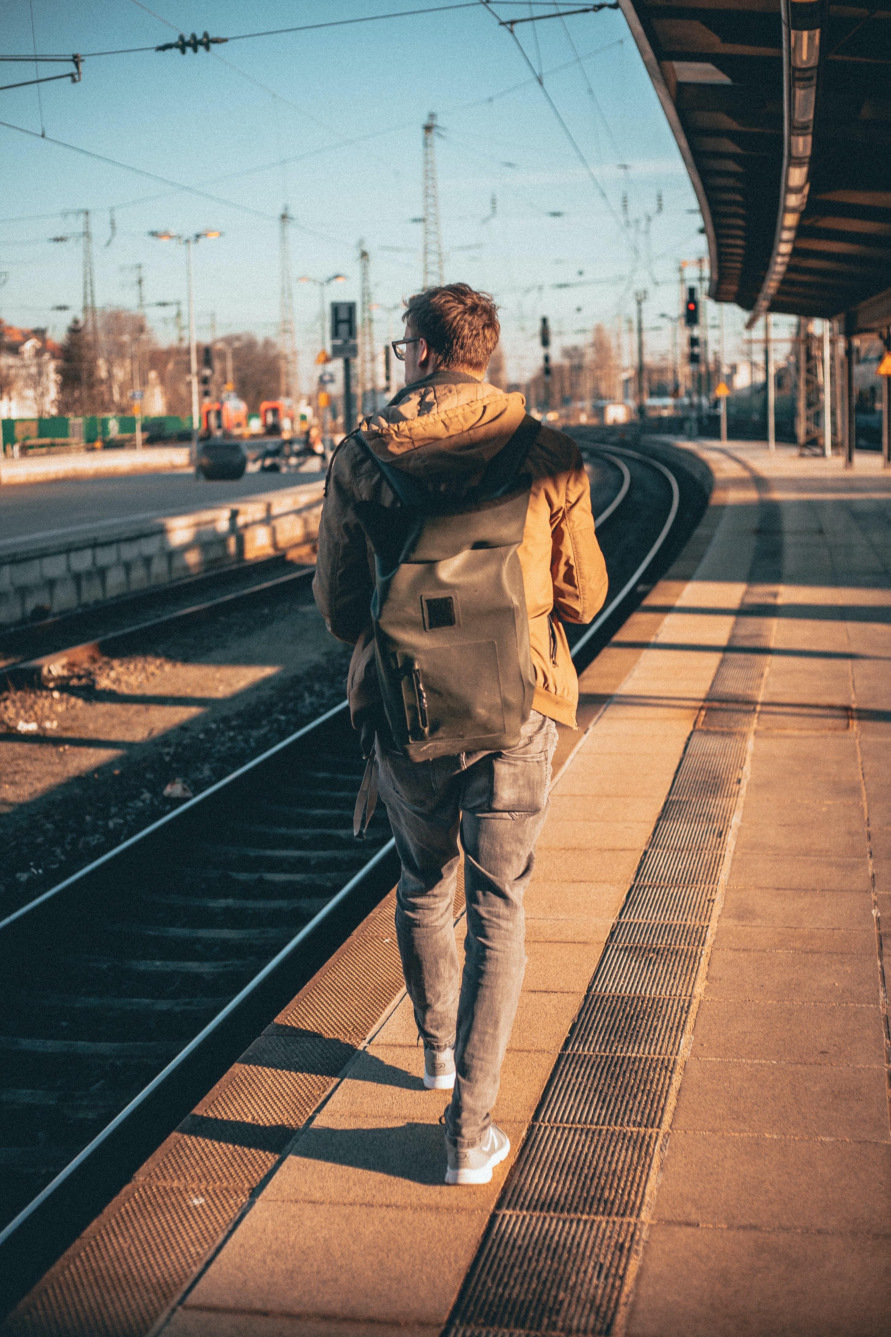 Man Carries LEATHER SMELL PROOF BACKPACK "LENIS" On His Back - Gentcreate