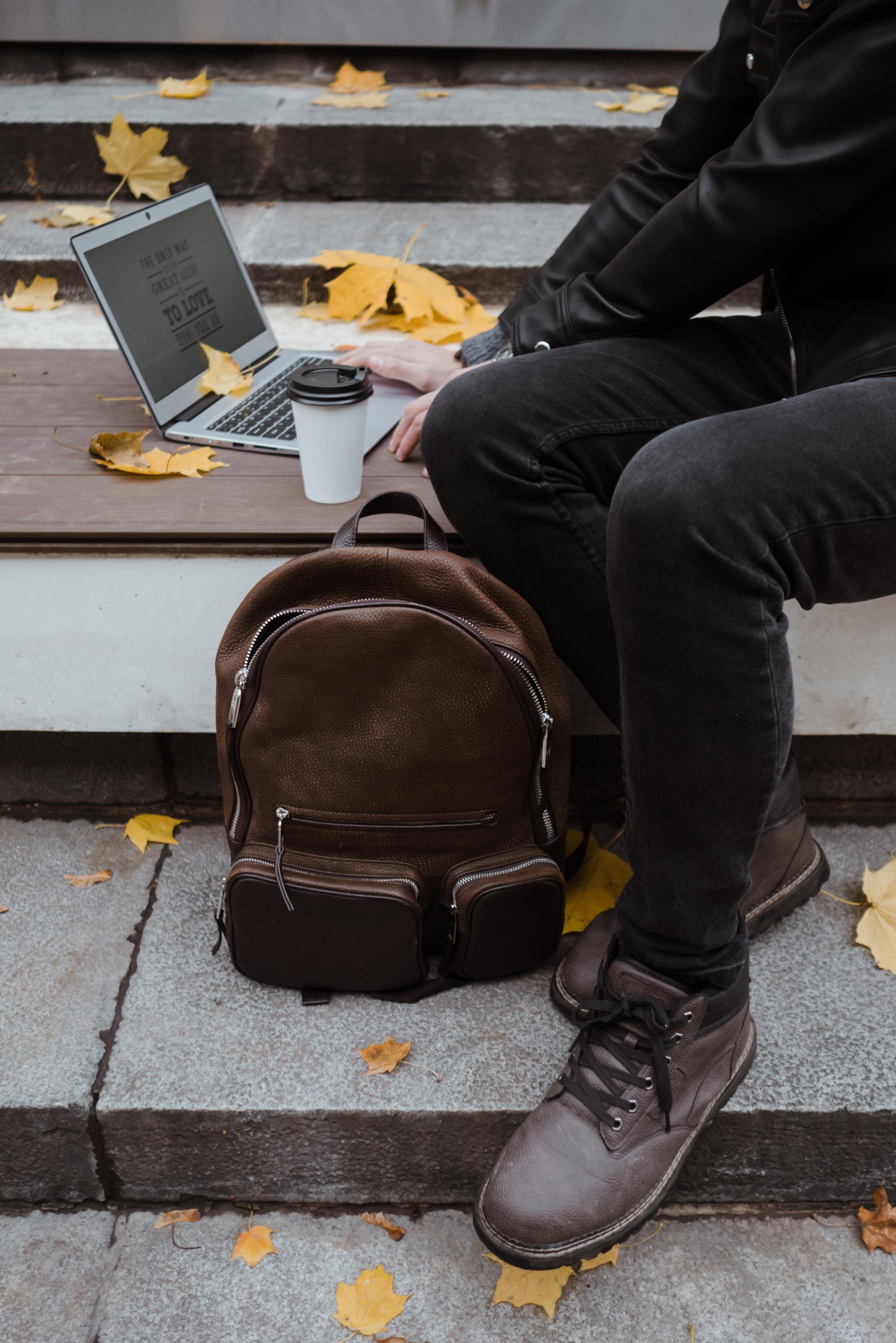 While working on a laptop, he put his RETRO VINTAGE LEATHER BACKPACK "BONA FIDE" on the asphalt. - Gentcreate