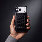 Mandehånd holder en telefon i et sort krokopræget cover med den matchende magnetiske kortholder fra GENTCREATE
