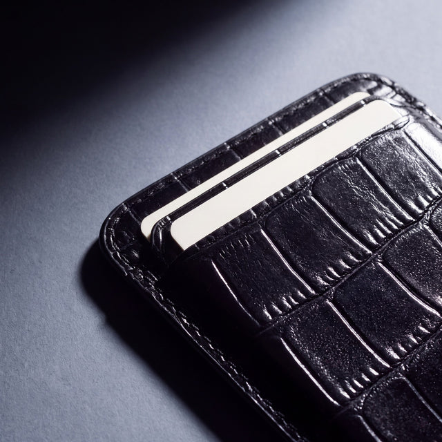 Close-up of the grain and edge of a black crocodile-embossed leather magnetic card wallet by GENTCREATE