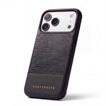 Schwarze Hülle aus Kalbsleder mit Eidechsenprägung für iPhone 18 Pro von GENTCREATE, stehend auf weißem Hintergrund, Kameraaussparung sichtbar