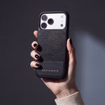 Hand mit schwarzen Nägeln hält eine schwarze Hülle aus Kalbsleder mit Eidechsenprägung für iPhone 18 Pro Max von GENTCREATE
