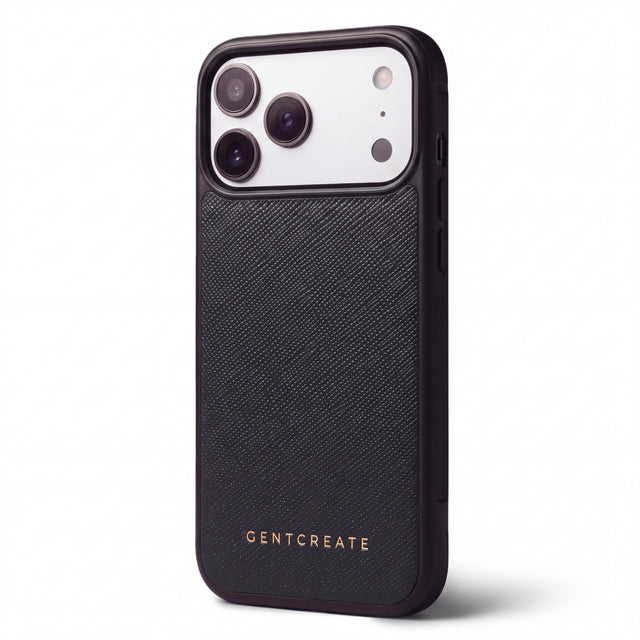 GENTCREATE का काला Saffiano क्रॉस-हैच काफ़ लेदर iPhone 18 Pro केस, सफ़ेद बैकग्राउंड पर खड़ा, कैमरा विंडो दिखाई देती हुई