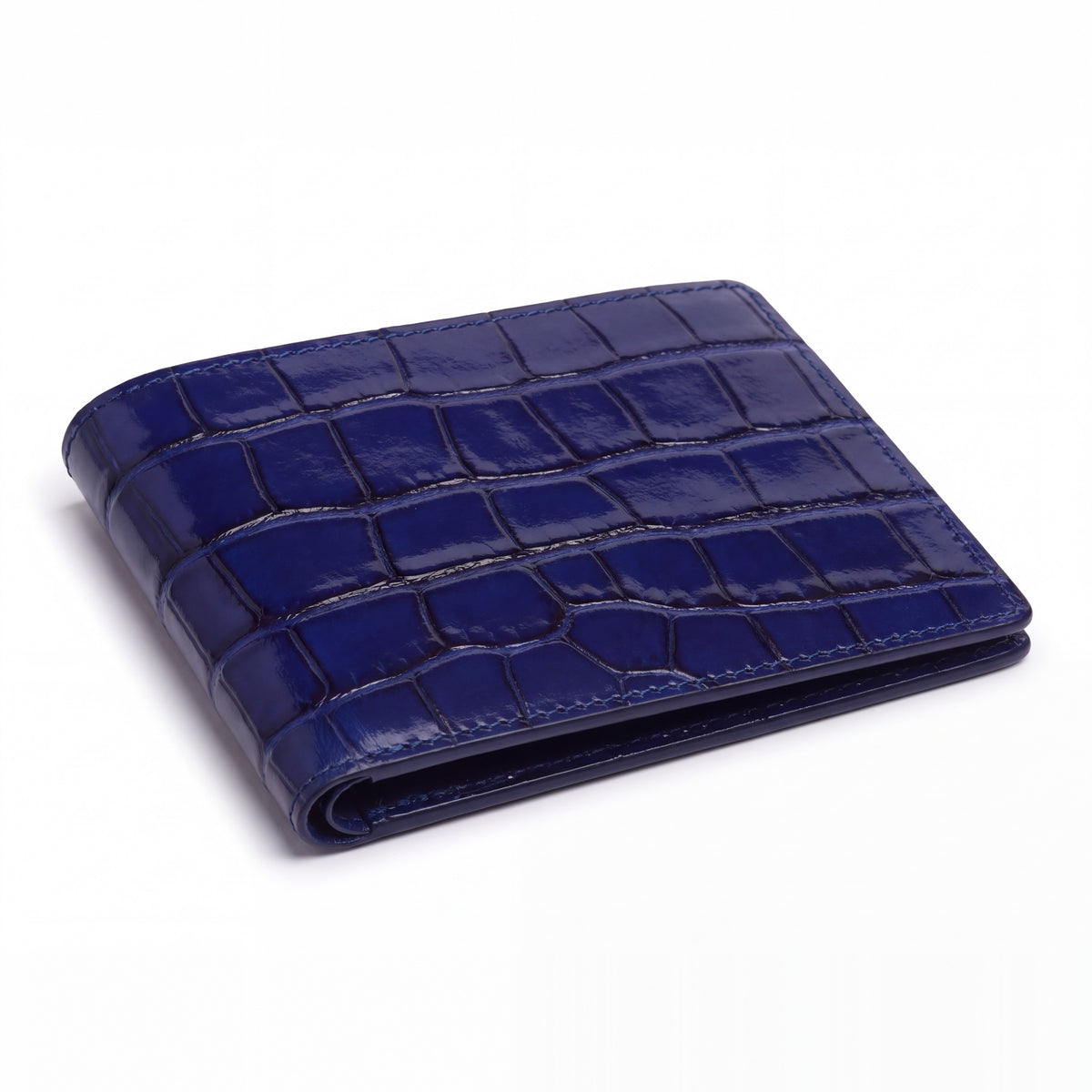 Portefeuille GENTCREATE à deux volets en cuir bleu brillant embossé façon crocodile, fermé et posé à plat sur fond blanc