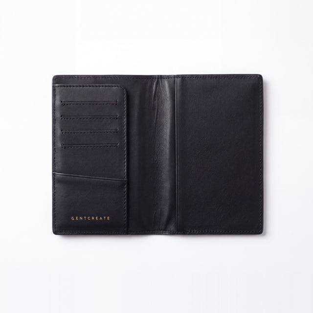 Porta-passaporte da GENTCREATE em pele azul brilhante gravada efeito croco, aberto, a mostrar as ranhuras para cartões e os bolsos, em fundo branco