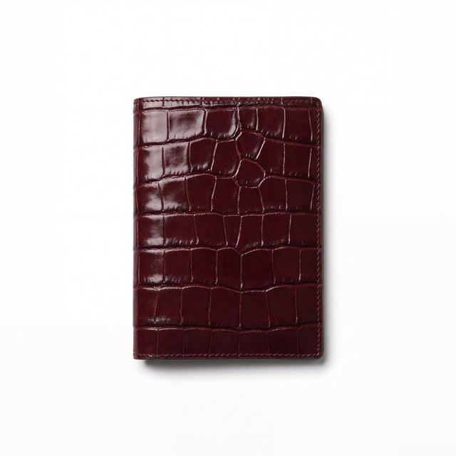 Porta-passaporte da GENTCREATE em pele bordeaux brilhante gravada efeito croco, fechado, visto de cima, em fundo branco