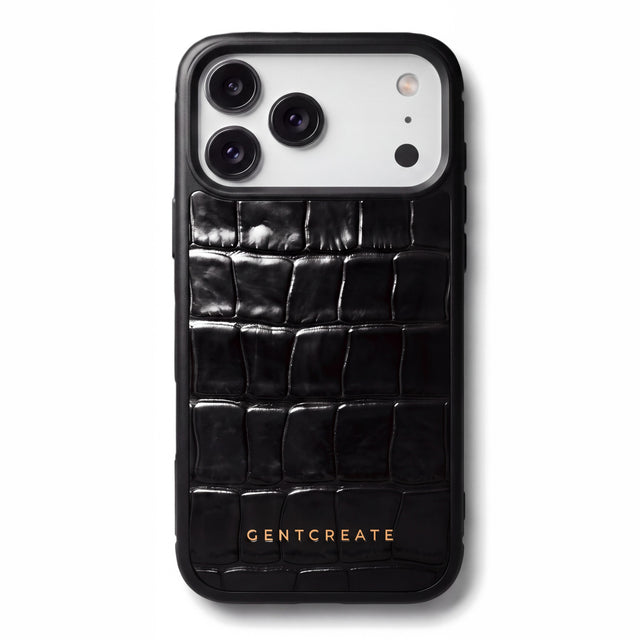 GENTCREATE का काला ग्लॉसी क्रोको-पैटर्न एम्बॉस्ड काफ़ लेदर iPhone 18 Pro केस, सफ़ेद बैकग्राउंड पर तिरछा रखा हुआ