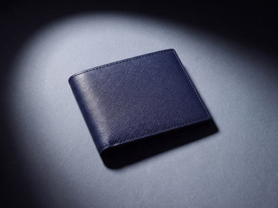 Cartera bifold azul marino de cuero Saffiano de GENTCREATE, imagen del menú Carteras geniales