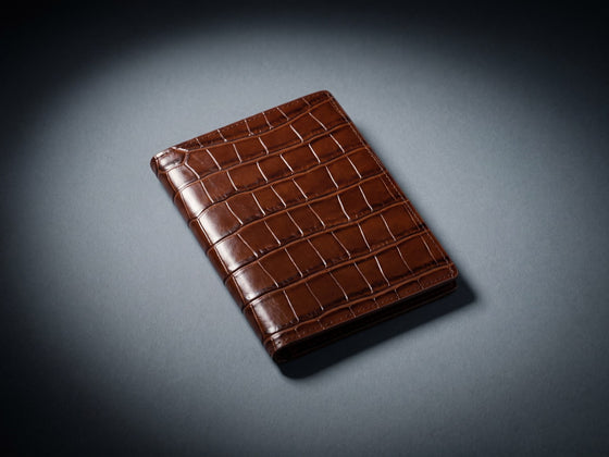 Portapasaportes marrón de cuero grabado cocodrilo de GENTCREATE, imagen del menú Porta pasaportes de cuero