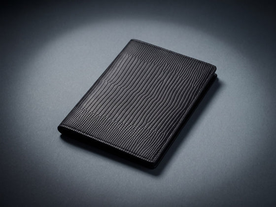 Portapasaportes negro de cuero grabado lagarto de GENTCREATE, imagen del menú Carteras de cuero para pasaportes