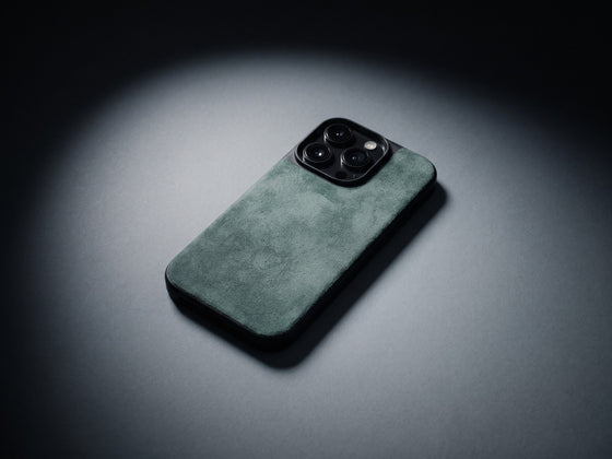 Funda verde de Alcantara para iPhone de GENTCREATE, imagen del menú Fundas de móvil Alcantara