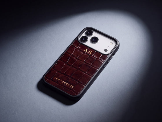 Funda iPhone burdeos de cuero croco con iniciales doradas de GENTCREATE, imagen del menú Fundas con estilo para iPhone