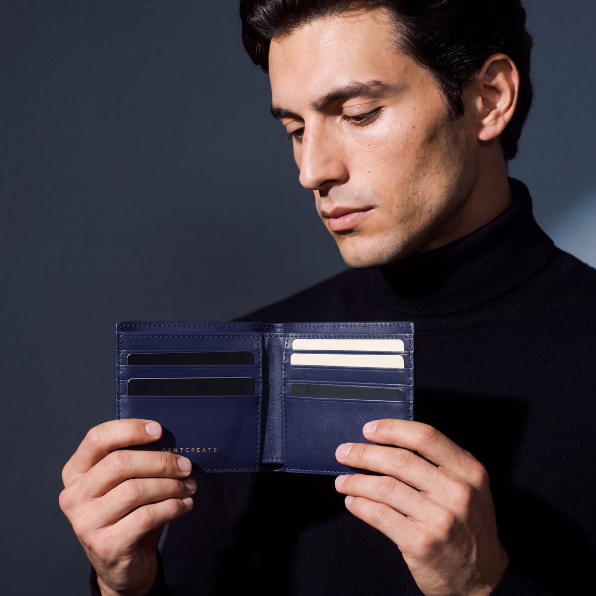 Un hombre abre una cartera GENTCREATE azul marino con grabado de cocodrilo y mira sus ranuras para tarjetas