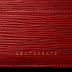레드 웨이브 엠보싱 가죽 카드지갑에 금박으로 새긴 GENTCREATE 로고 클로즈업