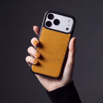 Hand mit senfgelben Nägeln hält eine gelbe Hülle aus Kalbsleder mit Eidechsenprägung für iPhone 18 Pro Max von GENTCREATE