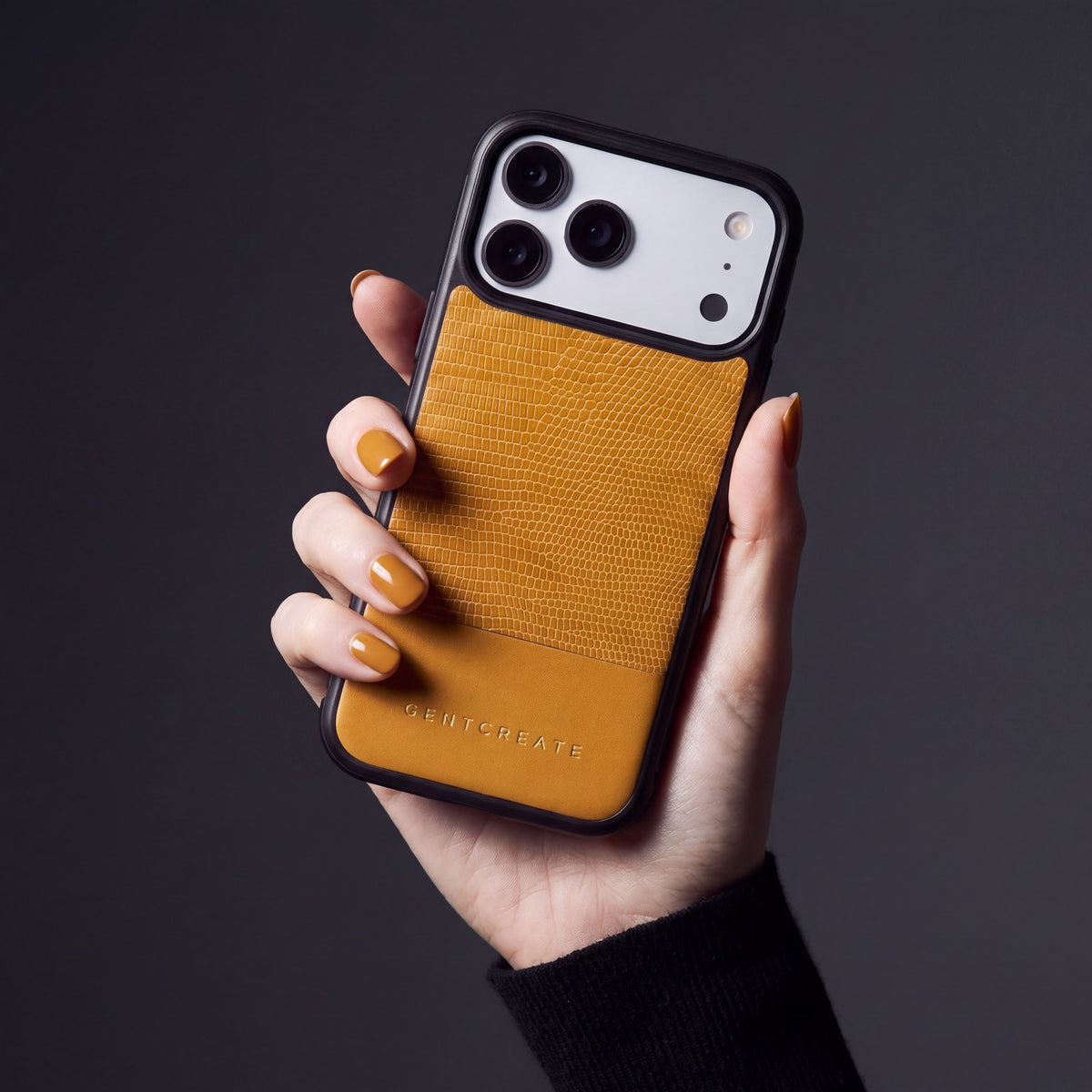 Hand mit senfgelben Nägeln hält eine gelbe Hülle aus Kalbsleder mit Eidechsenprägung für iPhone 18 Pro Max von GENTCREATE