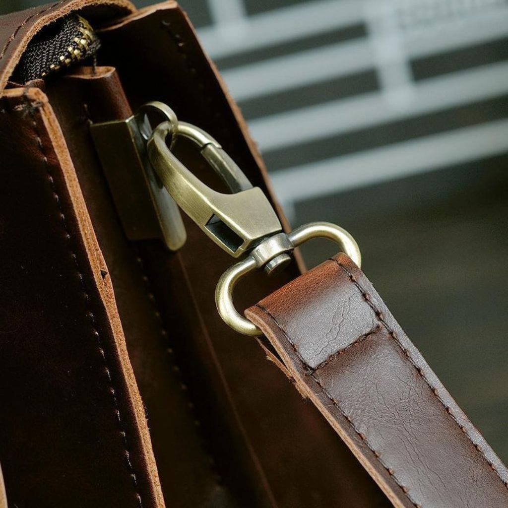 Materialien und Reißverschluss der Leder Messenger Tasche von Gentcreate.