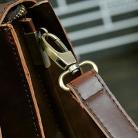 Materials and zipper of the leather messenger bag made by Gentcreate.