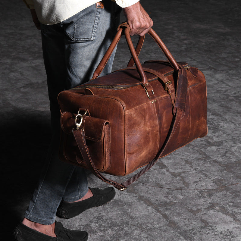 Brown Leather Crossbody Bag "Pugna" Carried By The Man Gentcreate