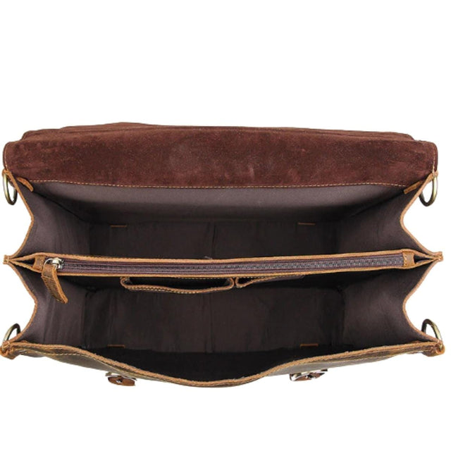 Vista cercana del interior de un bolso mensajero de cuero premium de la marca de moda de lujo Gentcreate