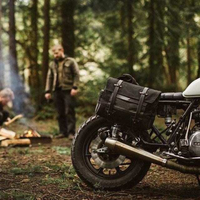 Sac de moto vintage noir attaché à une moto