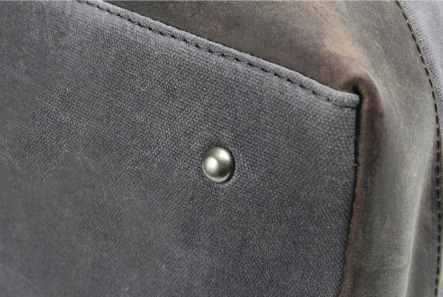 Imagen de cerca de la cremallera de cuero de la bolsa vintage Weekender