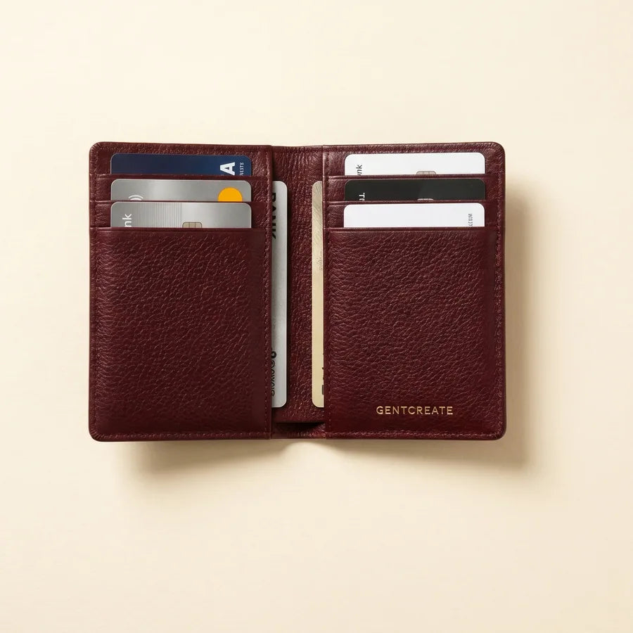 Porta-cartões bifold em pele para oito cartões, aberto para mostrar as ranhuras dos dois lados