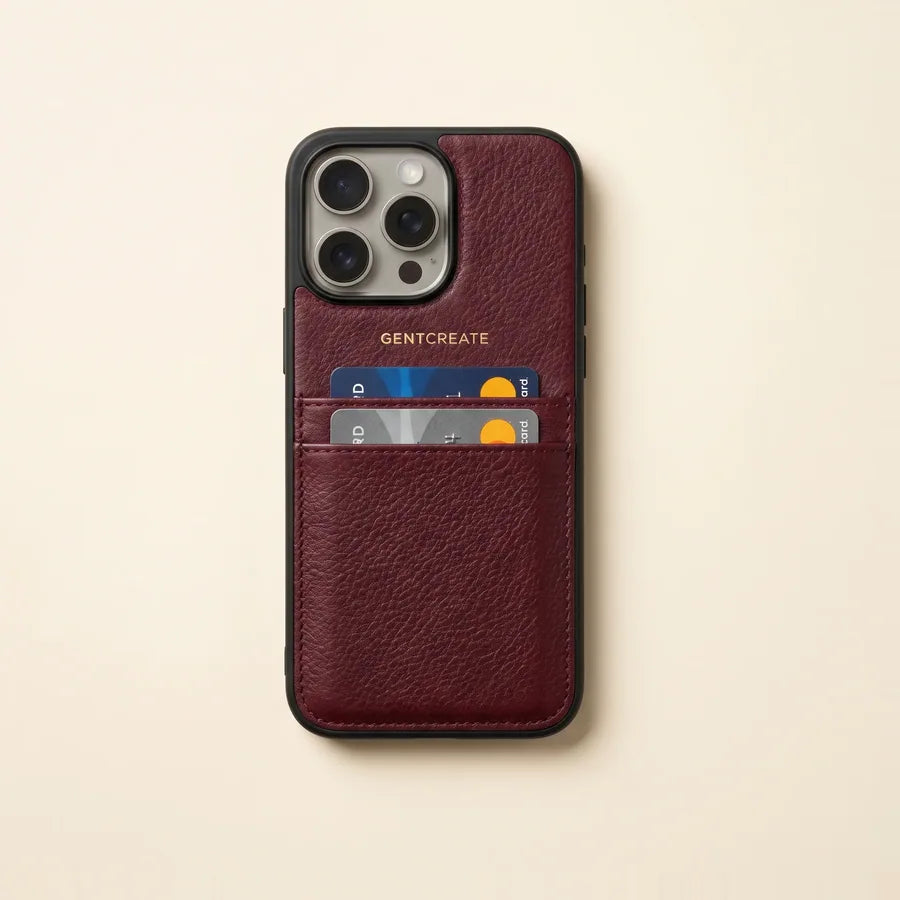 Capa para iPhone em pele bordeaux com duas ranhuras para cartões nas costas, com cartões colocados
